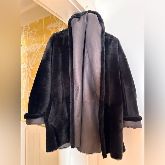 Vince Lamb and Shearling reversible coat.  Open shawl style with pockets, black - Picture 6 of 6